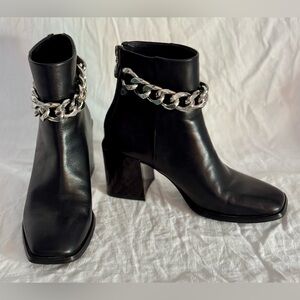 Wishbone women’s Black Leather‎ Chain Ankle Boots Size 4.5